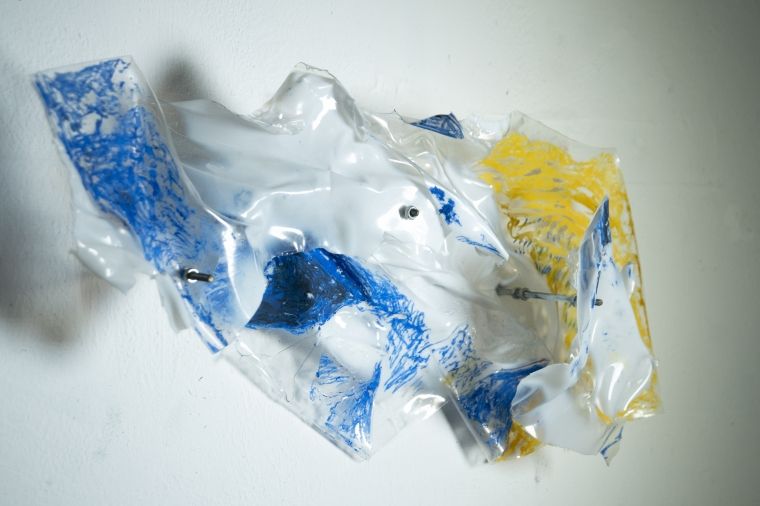Plastica giallo e blu