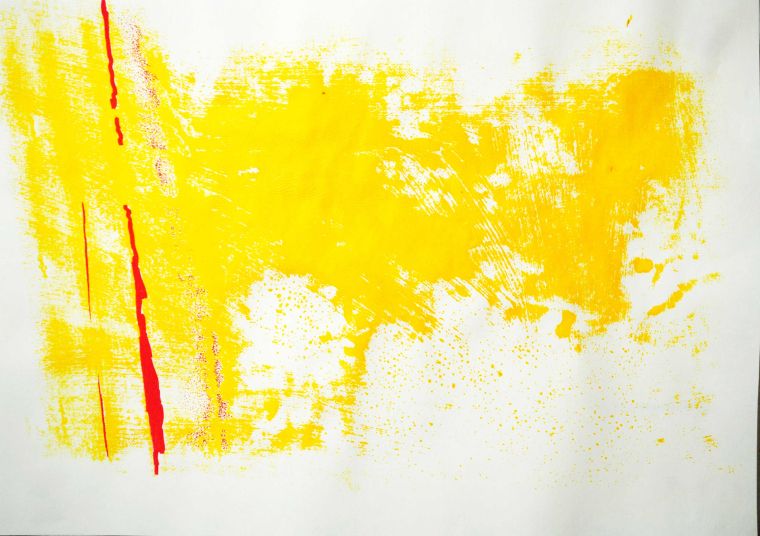 Giallo e linea rossa